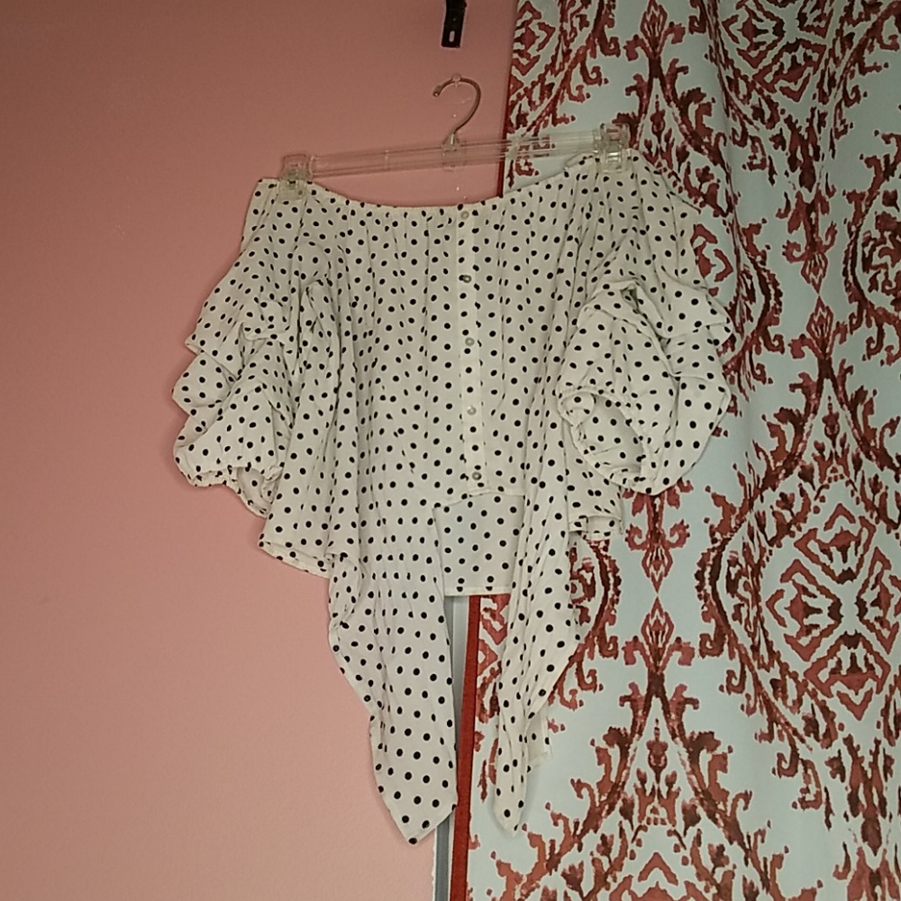Polk-a-dot off shoulder top